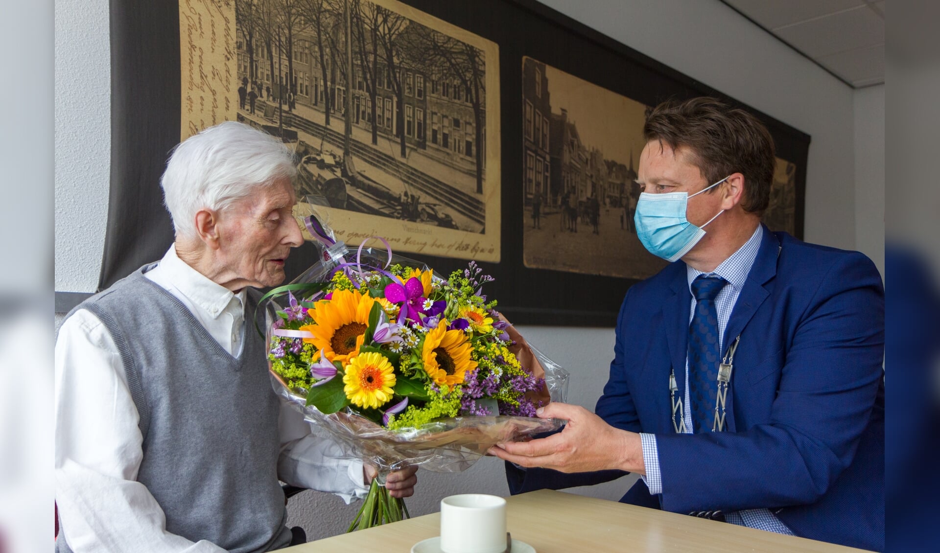 Meindert Meinsma ontvangt felicitatie en bloemen van burgemeester Johannes Kramer.