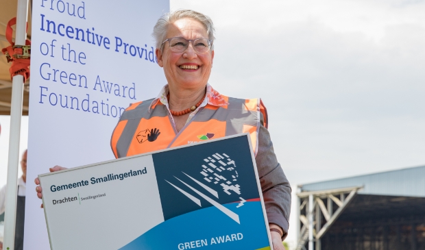 Wethouder Maria le Roy met de 'green award'. Zij is al jaren een warm pleitbezorger voor een betere binnenvaart.