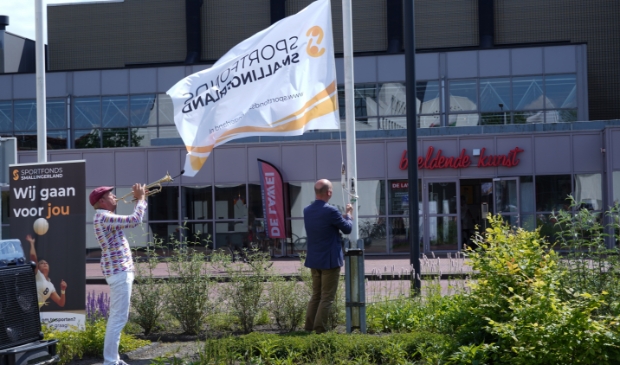 <p>De vlag van het Sportfonds Smallingerland wordt gehesen. </p>