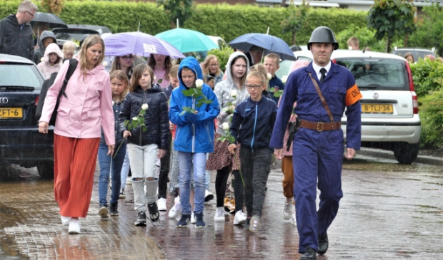 Onder leiding van de BS’er gingen de kinderen samen met de genodigden naar het graf/monument van Jarl Ruinen.