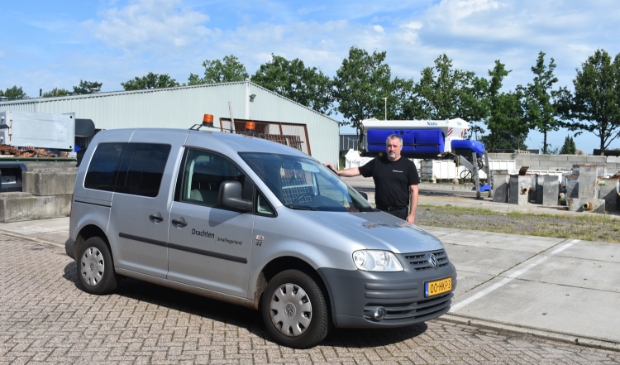 Marco den Dulk op het terrein van gemeentewerken bij 'zijn' auto.