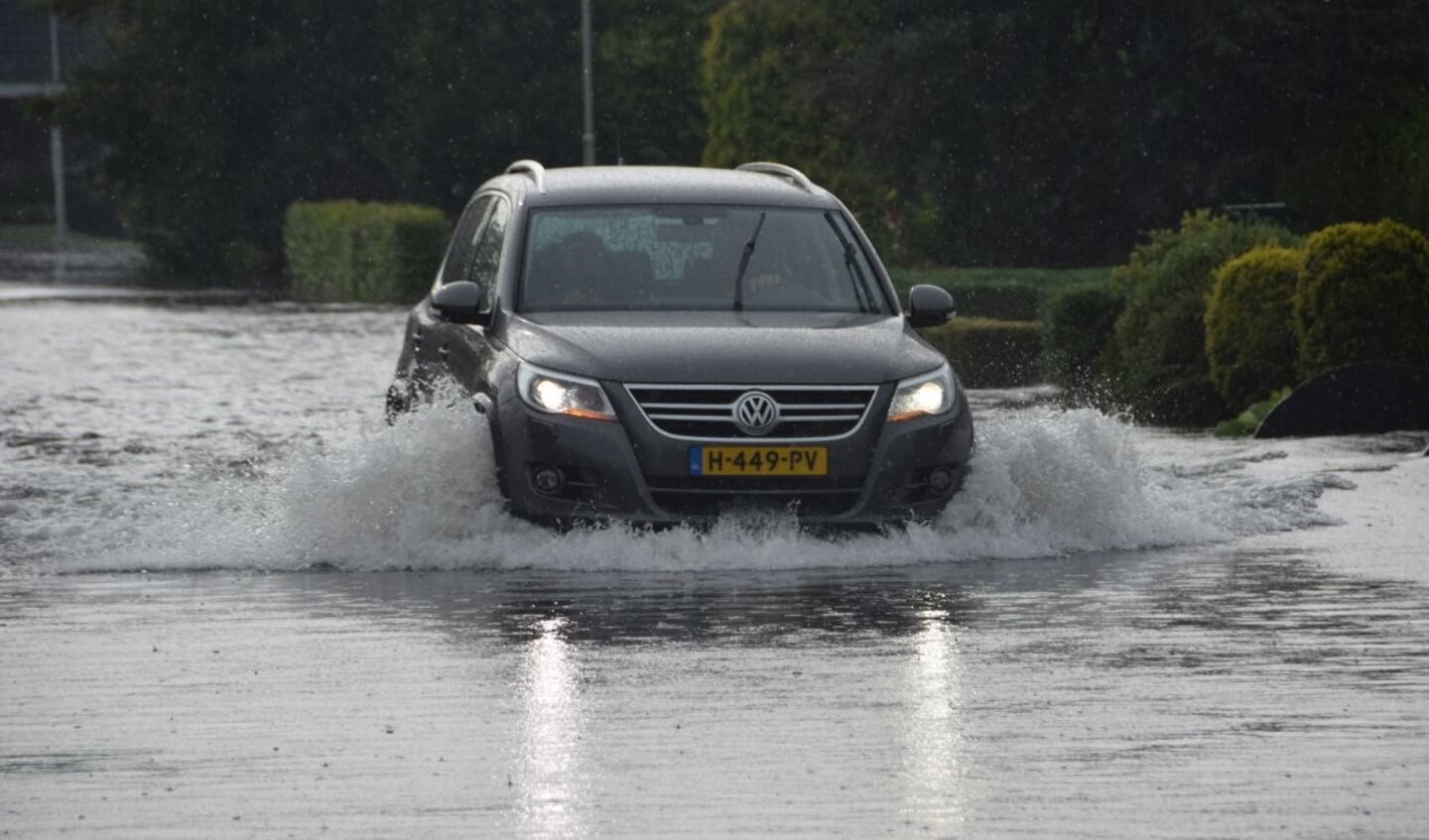 De straten in het centrum van De Westereen onder water, zondagochtend 25 juli 2021.