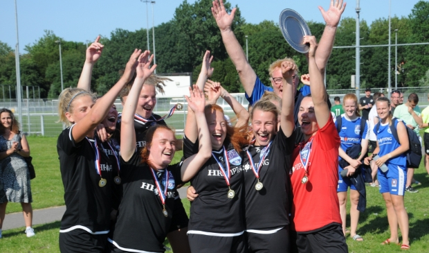 <p>Speelsters en coach van Libertas mét medailles en de schaal van het NK Beachsoccer.</p>