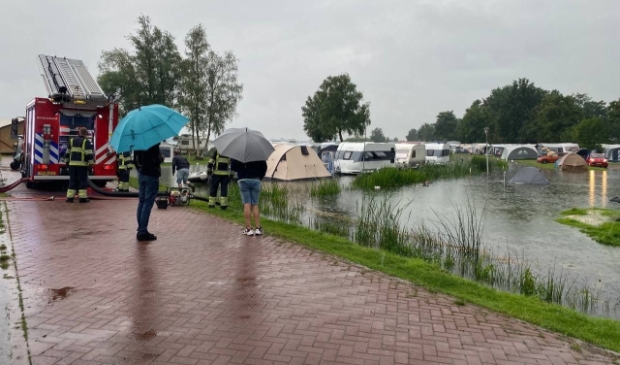 Flinke wateroverlast op Camping Bergumermeer bij Sumar.