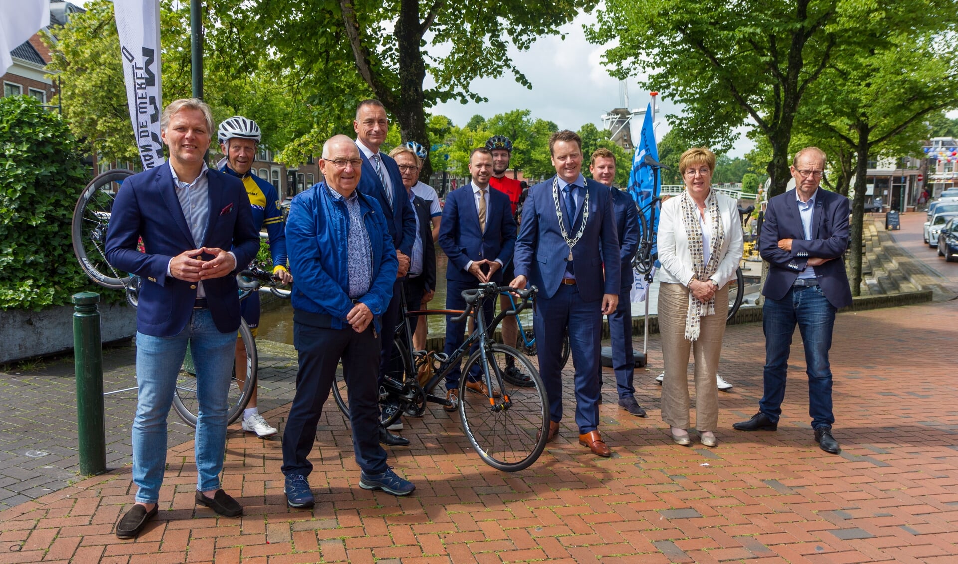 Organisatoren en bestuurders tijdens de presentatie over de Benelux Tour 2021.