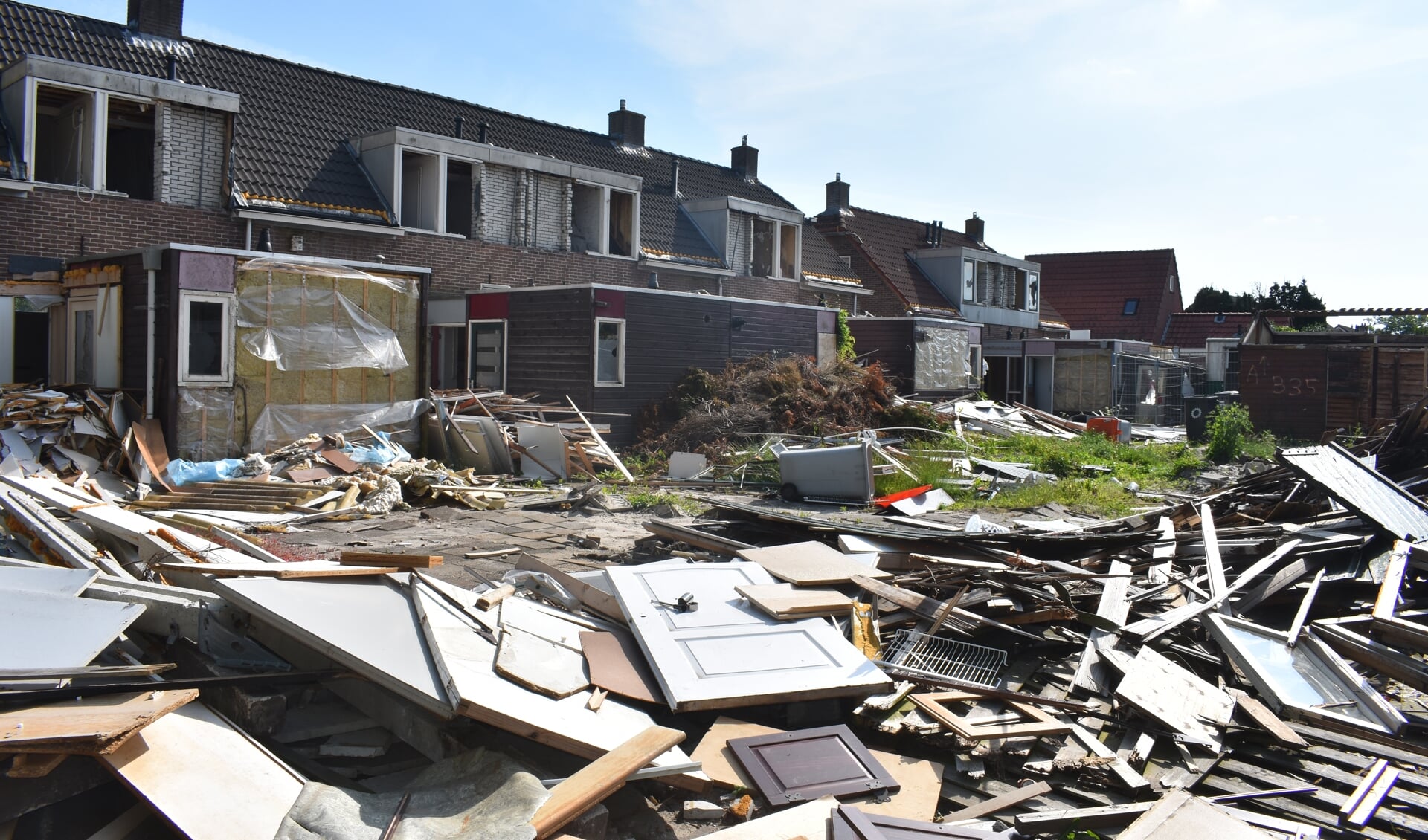 De sloop van woningen aan de Geelgorsstraat in Drachten.