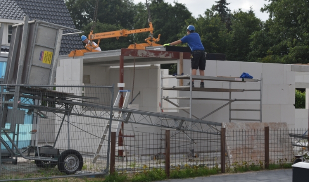 Met behulp van een kraan van Schot Verticaal Transport werden donderdag betonplaten gelegd voor de gloednieuwe woning.