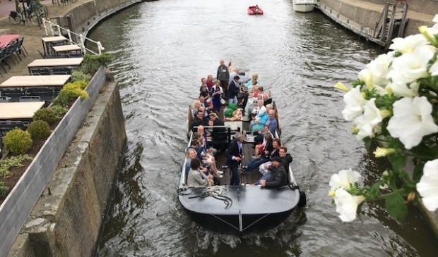 Vanuit een praam ziet men Dokkum anders dan vanaf de kaden.