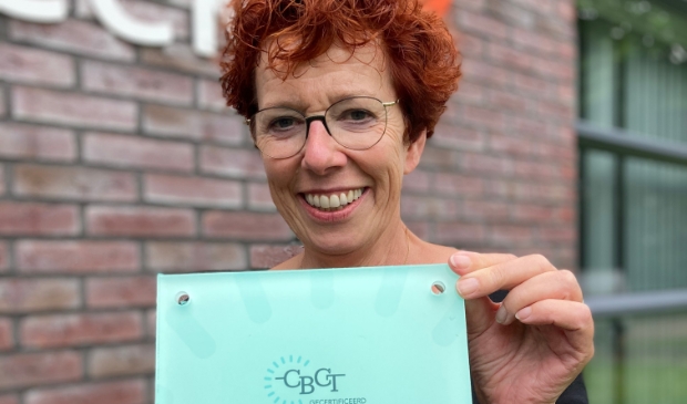 <p>Directeur Paulien Schreuder staat klaar om het nieuwe certificaat aan de muur te schroeven.</p>