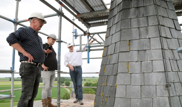 <p>V.l.n.r.: Willem de Graaf, Doede van der Werff en Ab van der Veen bekijken de opgeknapte toren van Brantgum.</p>