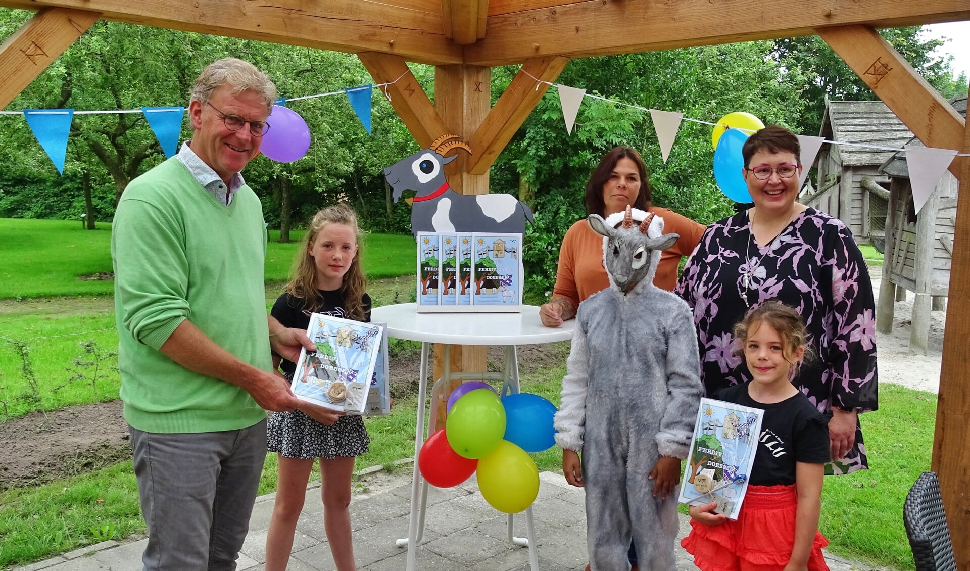 Burgemeester Oebele Brouwer en zijn kleinkinderen ontvingen het Ferdivedaasje-doeboek van Geitje Saakje.