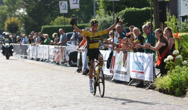 Anouska Koster won maandag met overmacht in het Noordbrabantse Duizel.