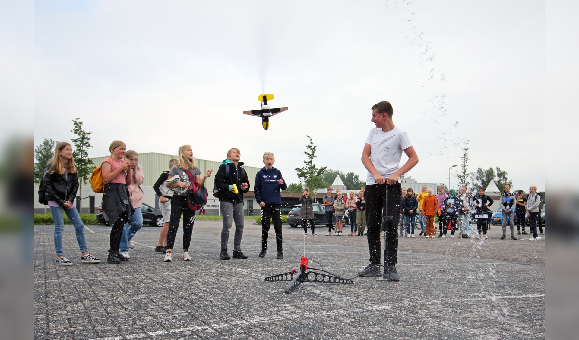 Een beeld van de lanceringen van de waterraketten door leerlingen van Dalton Dokkum en de Burgerschool.