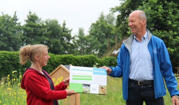 De ingepakte prijs gaat van Albert van der Ploeg naar Conny Bloemhoff.