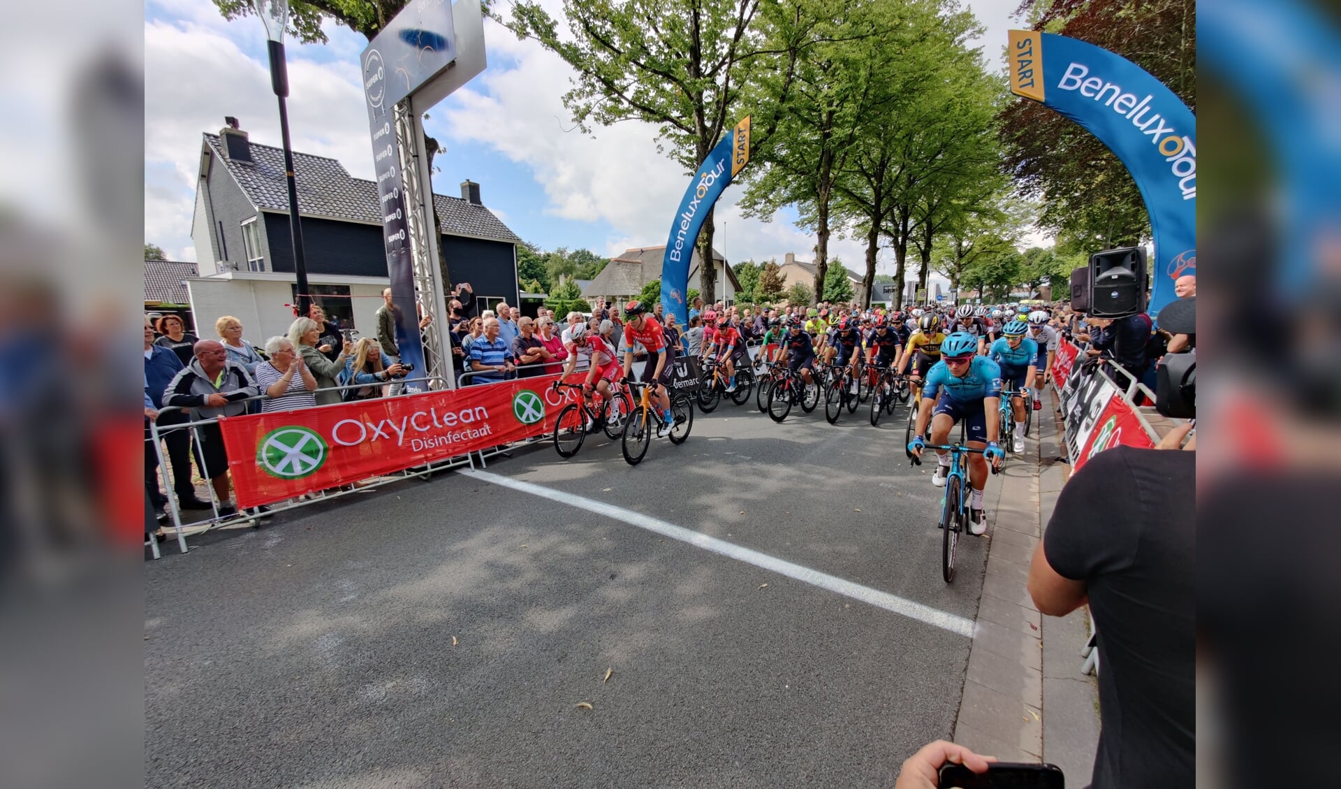 De renners aan de start in Surhuisterveen. 