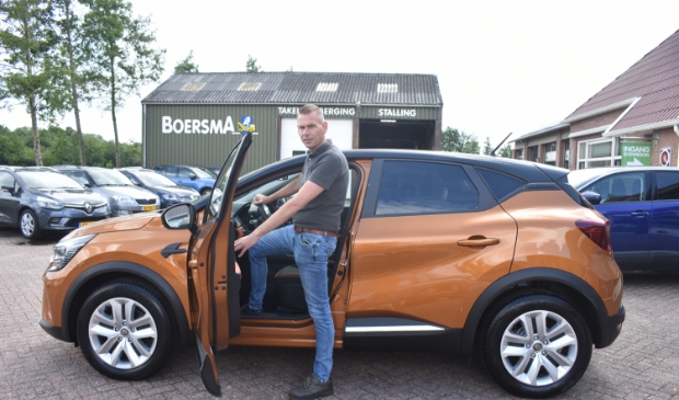 Directeur Kees Boersma toont een nieuwe trend: auto’s met een wat hogere instap.