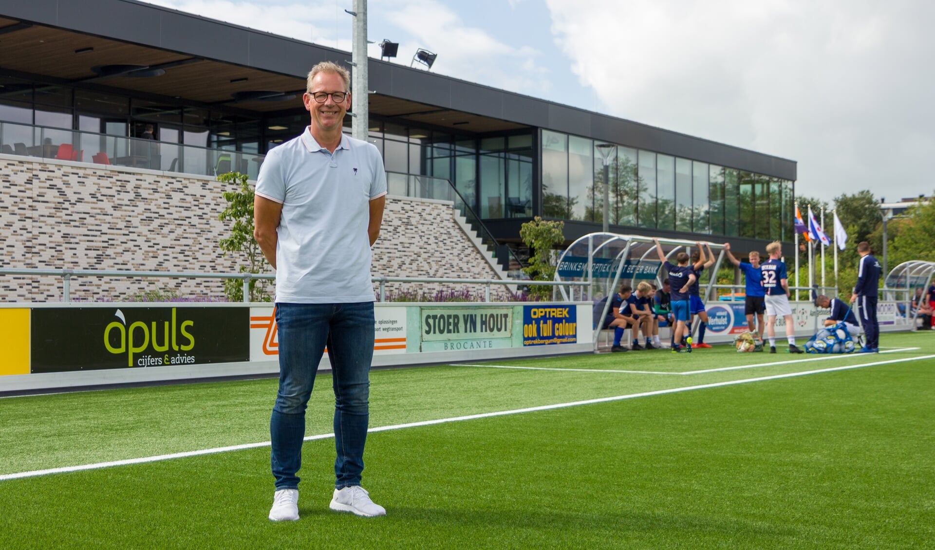 Dirk van der Woude op het hoofdveld voor Sportcomplex Nije Westermar, dat uitgeroepen is tot Sportcomplex van het jaar.