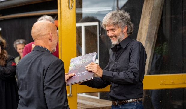 <p>Gosse Koopmans (links) en Han Steenbrugge met het boek Reflecties.</p>