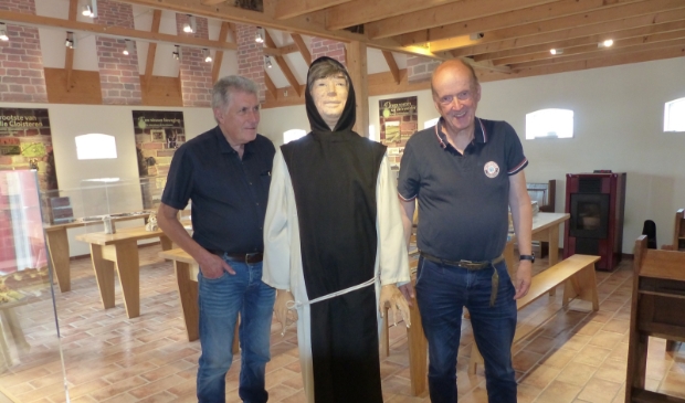 <p>Foto in het kloostermuseum (v.l.n.r.) Co de Wilt (secretaris Claercamp), de koormonnik en Jaap Cuperus (voorzitter De Sûkerei).</p>