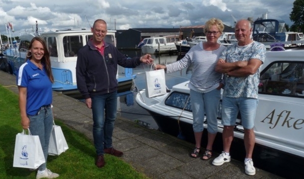 <p>Van links naar rechts: havenmeester Monique Jansen, Jelle Brinksma van de BAK en het echtpaar Harry en Anja Oosterhoff uit Bedum.</p>