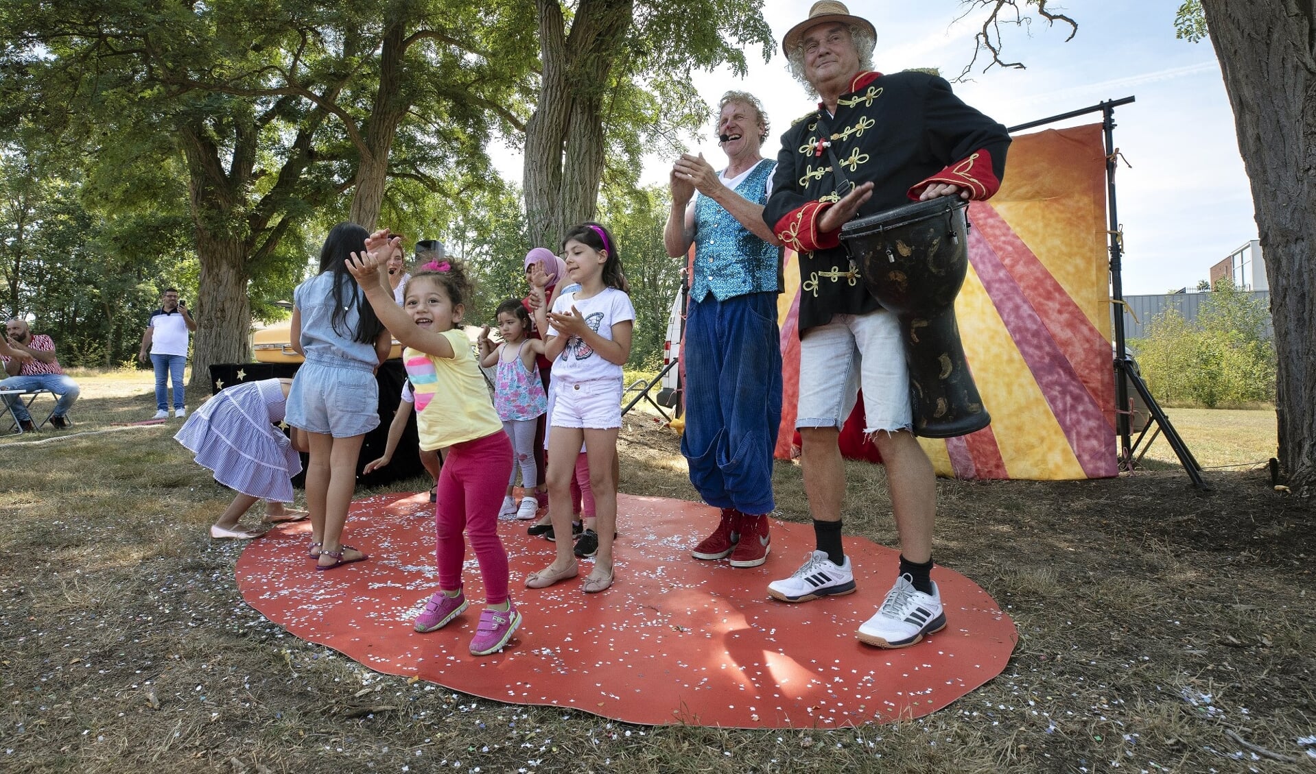 Donderdag 19 augustus komt het Wolkentheater naar AZC Sneek en AZC Burgum. 