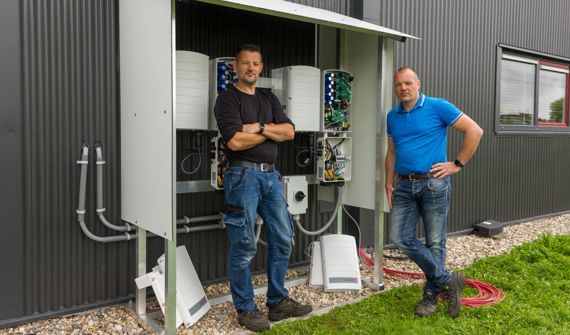 Monteur Peter Martijn en eigenaar Wichard Dijkstra bij de shelter met daarin de SolarEdge omvormers bij Bakker van den Berg.