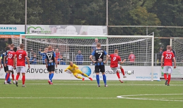 Kian Visser (9) scoort 0-1 tegen ACV. Doelman Ben Wormmeester gokt verkeerd.