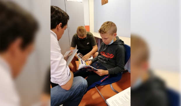 <p>Een leesdetective verrast de leerlingen met meerdere boeken.</p>