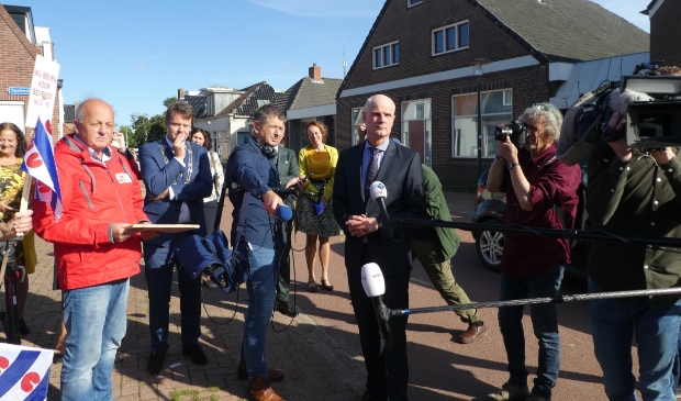 <p>Minister Stef Blok in Ternaard, omringd door actievoerders, politici, fotografen tv-camera's.</p>