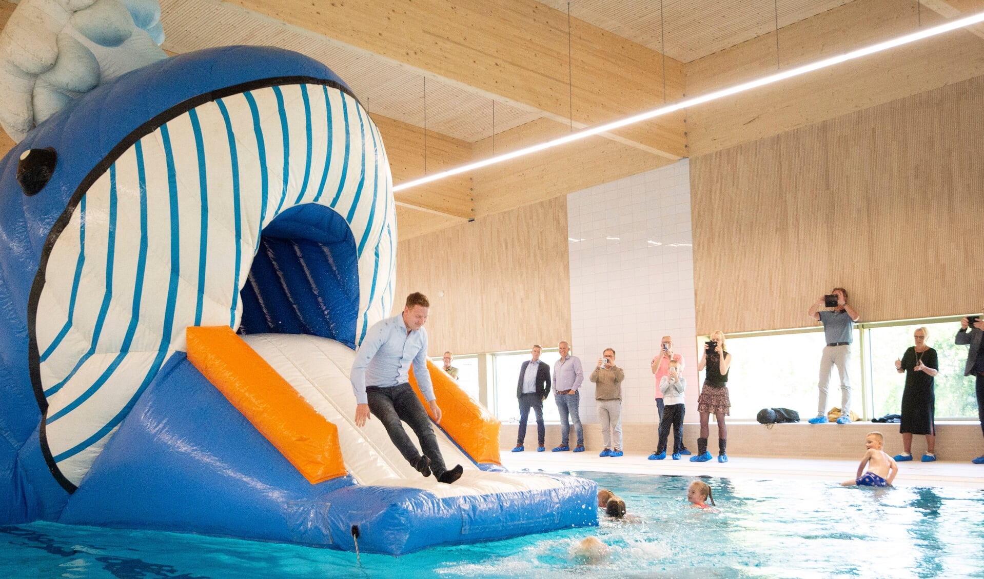 Wethouder Jouke Spoelstra en kinderen uit Buitenpost openden het nieuwe zwembad.