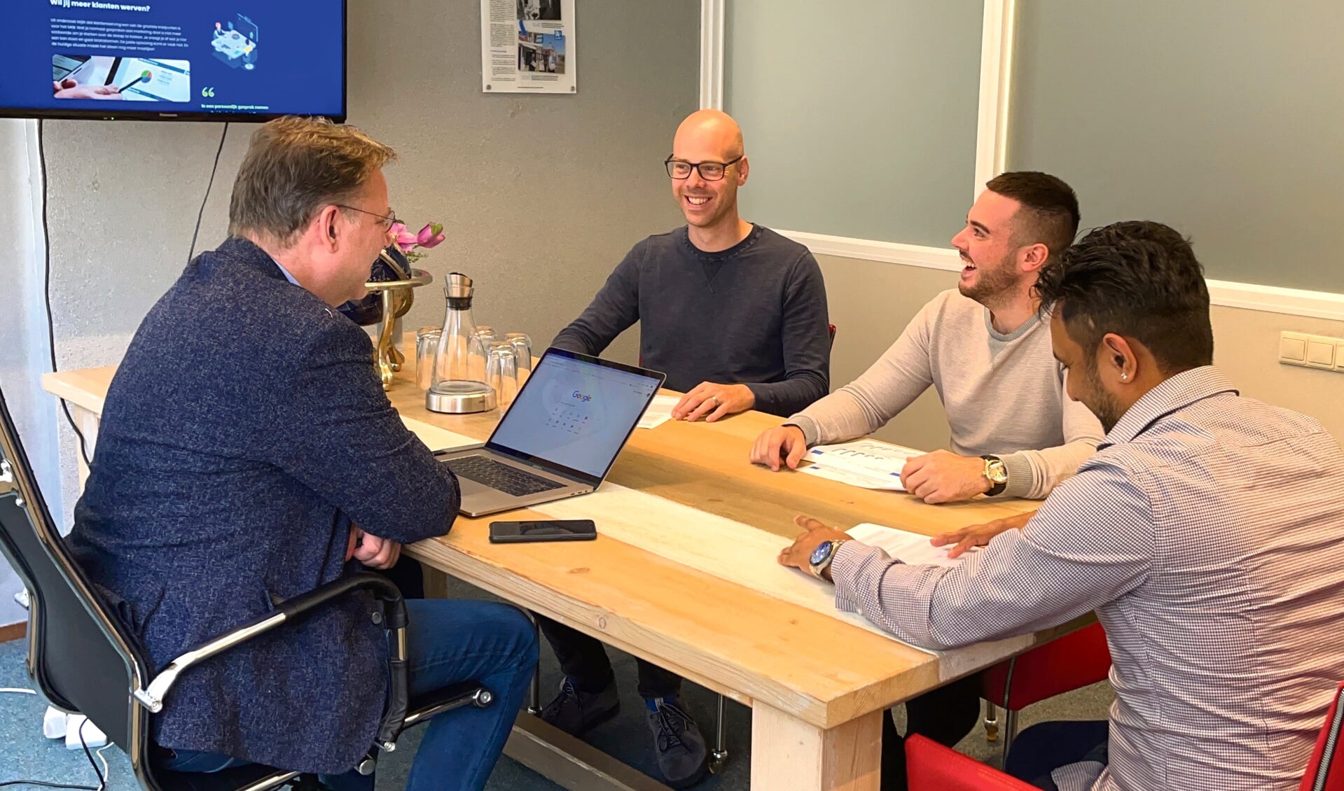 Een deel van het Mediastrateeg-team in een meeting over een lopend project. V.l.n.r. mediastrateeg en directielid Jan Auke Steegstra, vormgever en accountmanager Klaas Zuidersma, online marketeer Jorn de Jong en directielid en social media specialist Vishal Bhagwat.