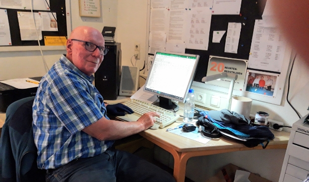 <p>Winnaar Klaas van der Veen achter de computer.</p>