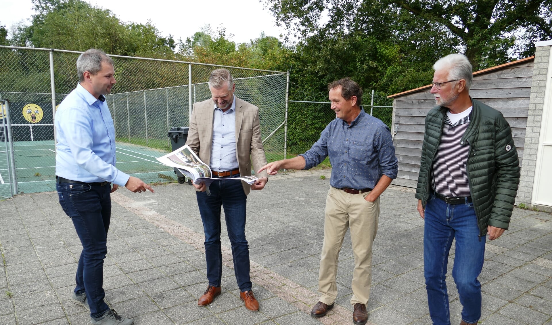 F.l.n.r.: Rienk Boskma, wethâlder Gerben Wiersma, Durk Holwerda en Henk Kemper.