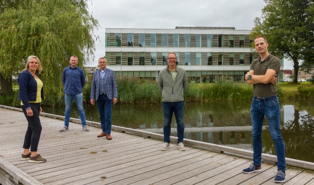 <p>Van links naar rechts voor het Maxima Centrum: Irma Zijlstra (Assurantiebedrijf Zijlstra), Ronald Zijlstra (Oké-PC IT), Jelle Wiebe Zijlstra (Assurantiebedrijf Zijlstra), Dirk van der Woude (IntegriPro B.V.) en Kees Noppert (Maxima Centrum).</p>