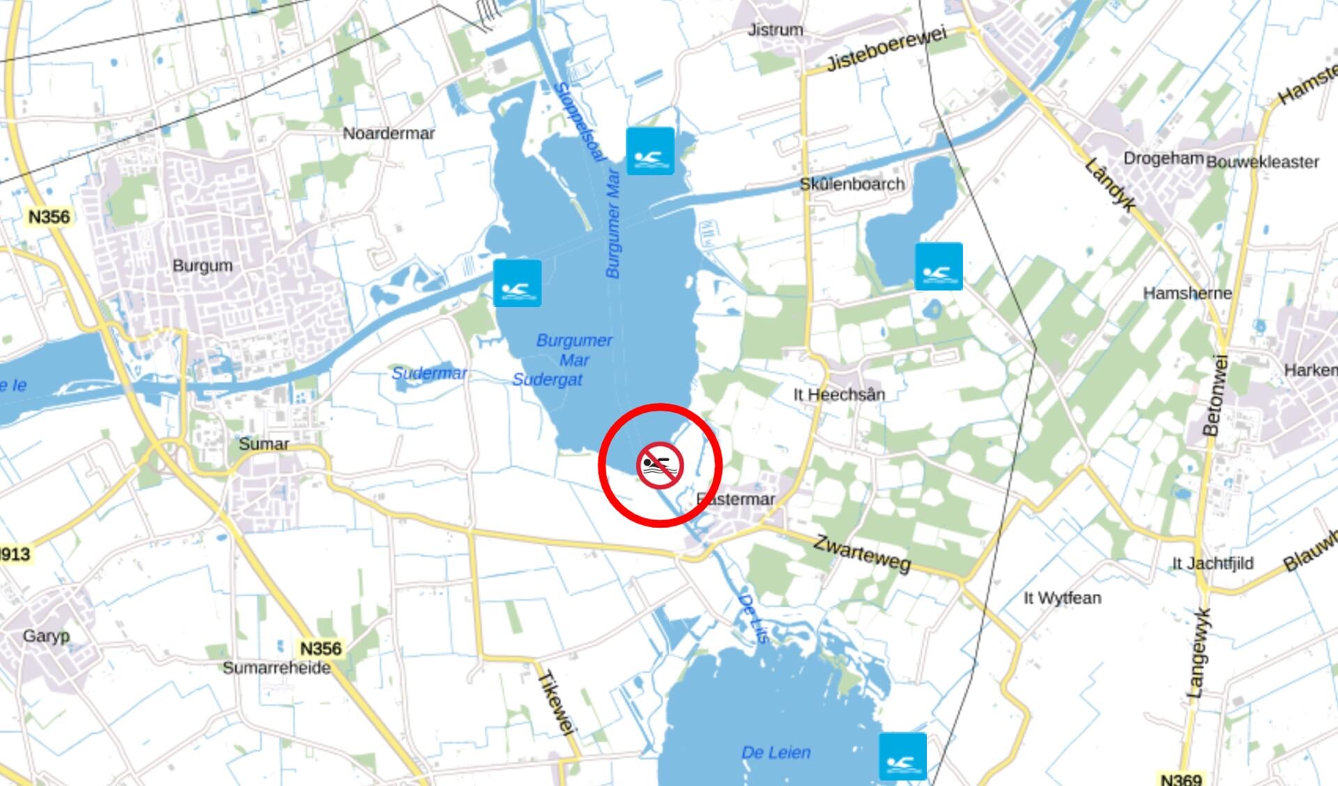 Het rode symbool betreft 'Swimplak Eastermar' in de zuidhoek van de Burgumer Mar. Het betekent: Negatief zwemadvies, (vanaf 01-05-2021 tot 01-10-2021)Zwemmen ontraden vanwege onvoldoende waterkwaliteit. Grote kans op maag-/darmklachten. 