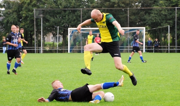 Een pittige bekerwedstrijd, waarin Ropta Boys letterlijk en figuurlijk overeind bleef in en tegen Holwerd.