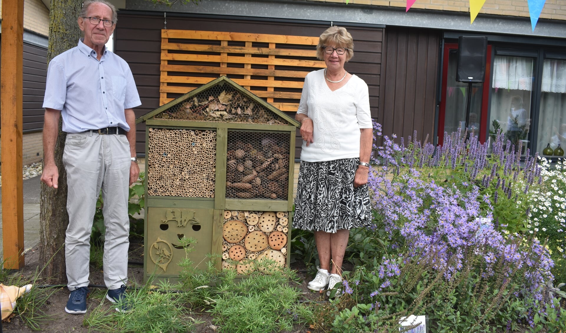Nol van der Meer en zijn vrouw Jimmy onthulden vrijdag 3 september een bijenhotel in de beleeftuin van Bennemastate in Hurdegaryp.