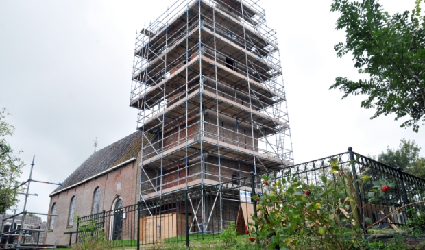<p>De toren van de Mariakerk in Foudgum in de steigers.</p>