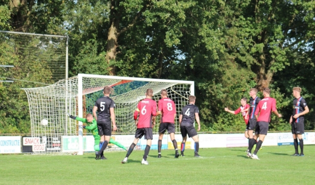 <p>Abe Koopmans scoort de 0-1 met een kopbal voor de rood-zwarten.</p>