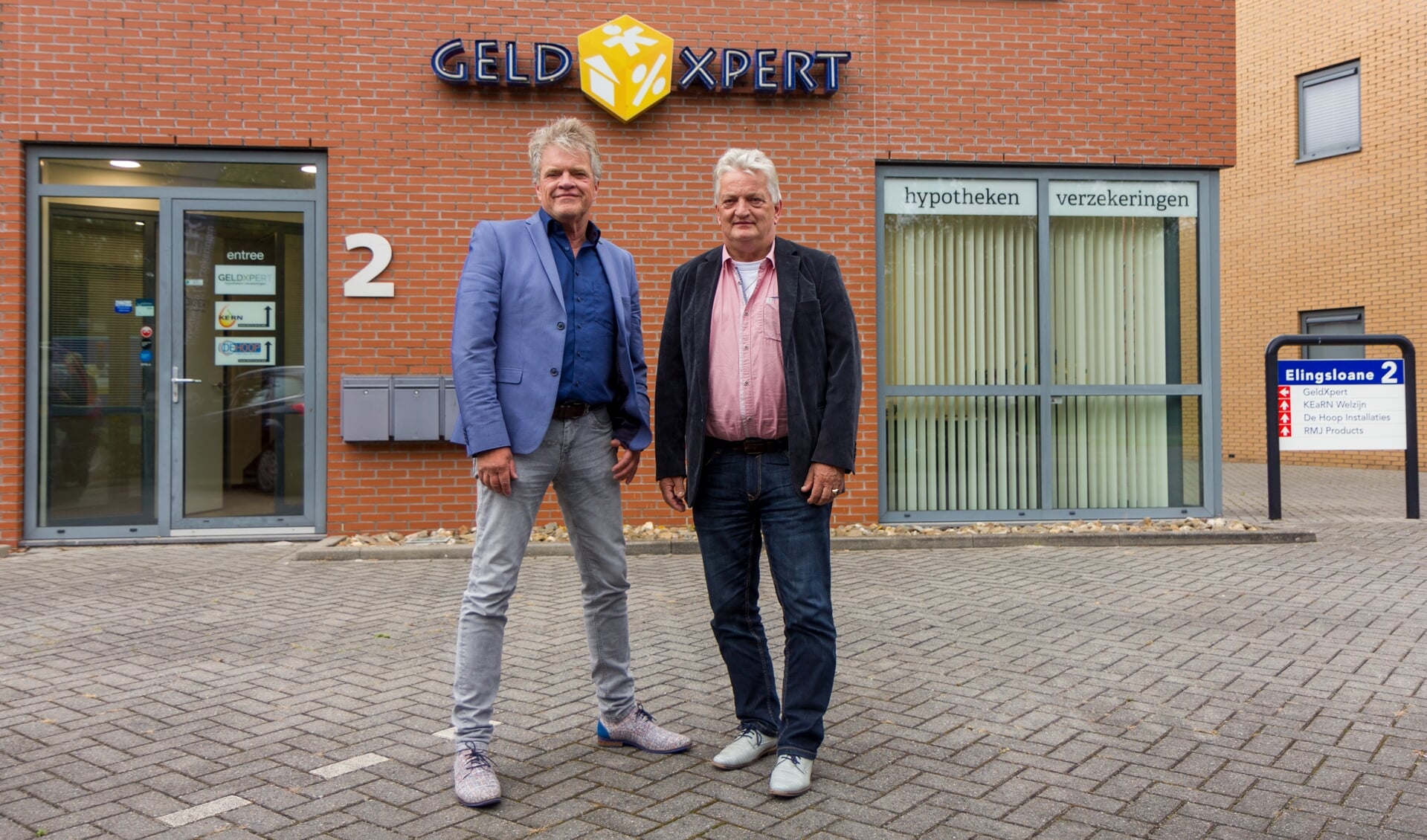 Heine Kooistra en Jappie Braaksma voor hun kantoor aan de Elingsloane in Burgum.