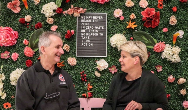 <p>Vrijwilliger Sytse in gesprek met regiomanager Yvon.</p>