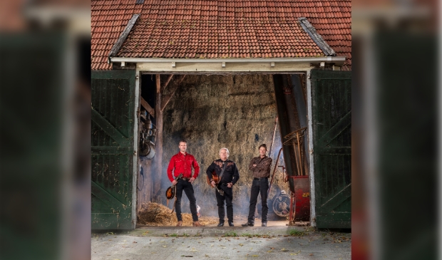 <p>Marcel Smit, Piter Wilkens en Gurbe Douwstra presenteren Frisicana III, the originals.</p>