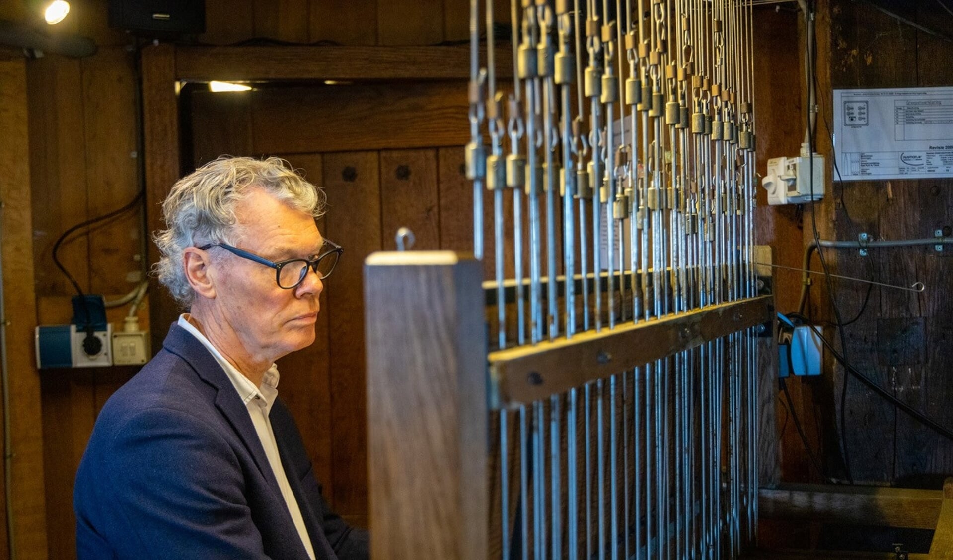 Auke de Boer speelt op het carillon in de Martinitoren in Groningen.