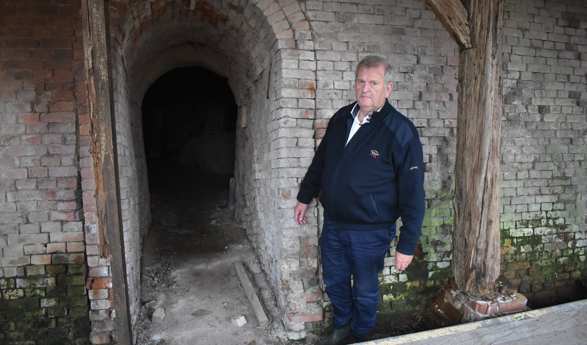 Jan Smeeing in de oude steenfabriek, bij een zij-ingang van de oude ringoven.