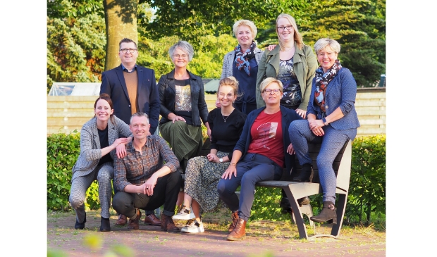 <p>v.l.n.r boven: Cees, Durkje, Janke, Pieta, Annie v.l.n.r. onder: Yvonne, Theo, Nynke, Anneke</p>