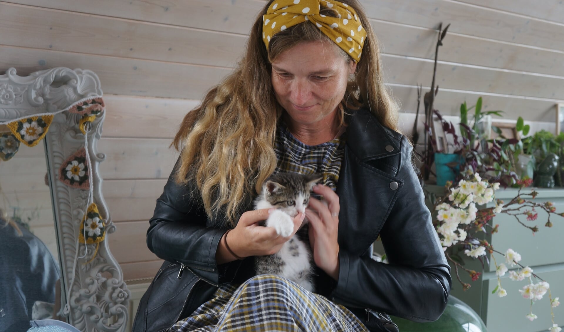 Marlies Roeleveld met een kitten.