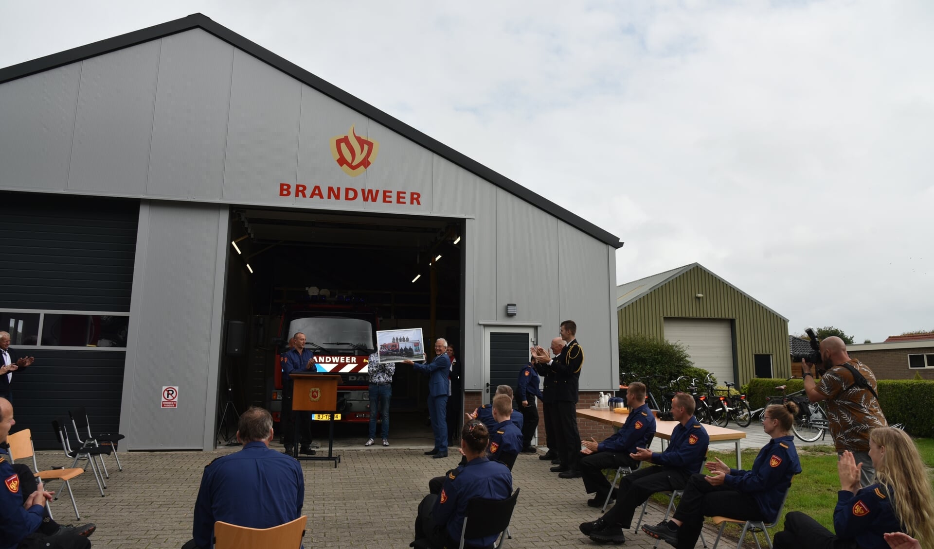 De officiële ingebruikname van de nieuwe, tijdelijke, brandweerkazerne in Oudega.