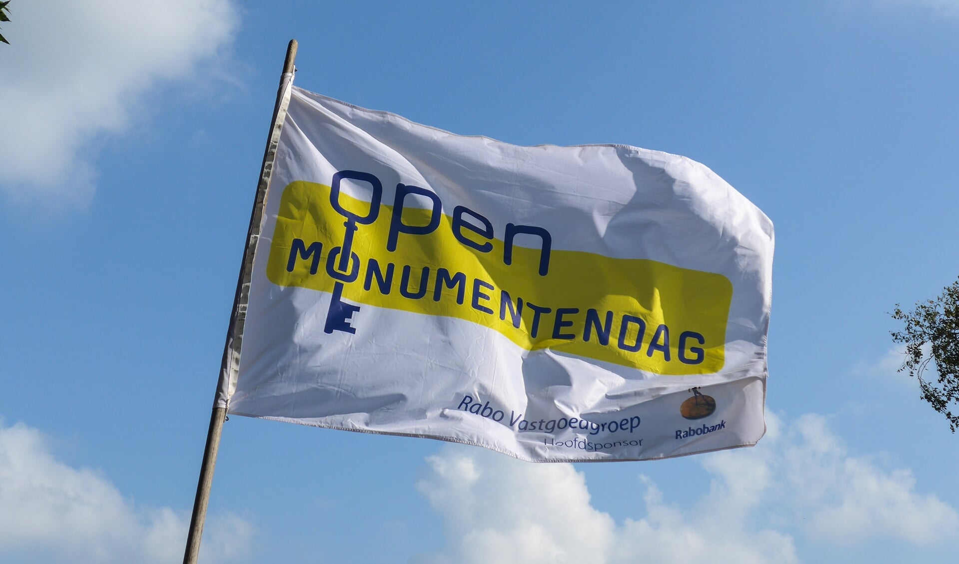 Vlag met het logo van de Open Monumentendag.
