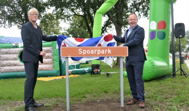 <p>Aije Klaren van Dorpsbelangen Feanwâlden - Feanwâldsterwâl en wethouder Kees Wielstra onhullen het naambord.</p>