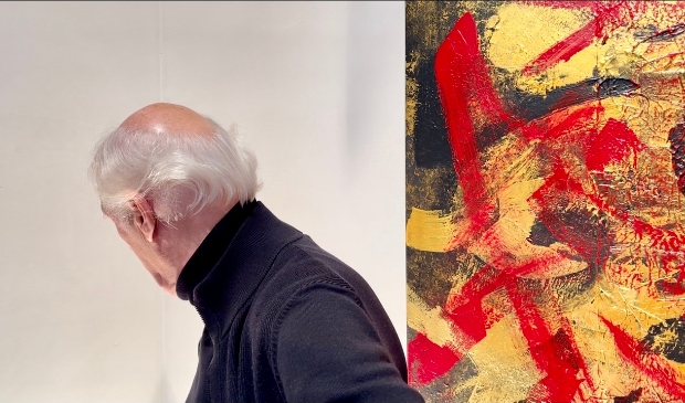 Herman van Veen en een schilderij van hem.